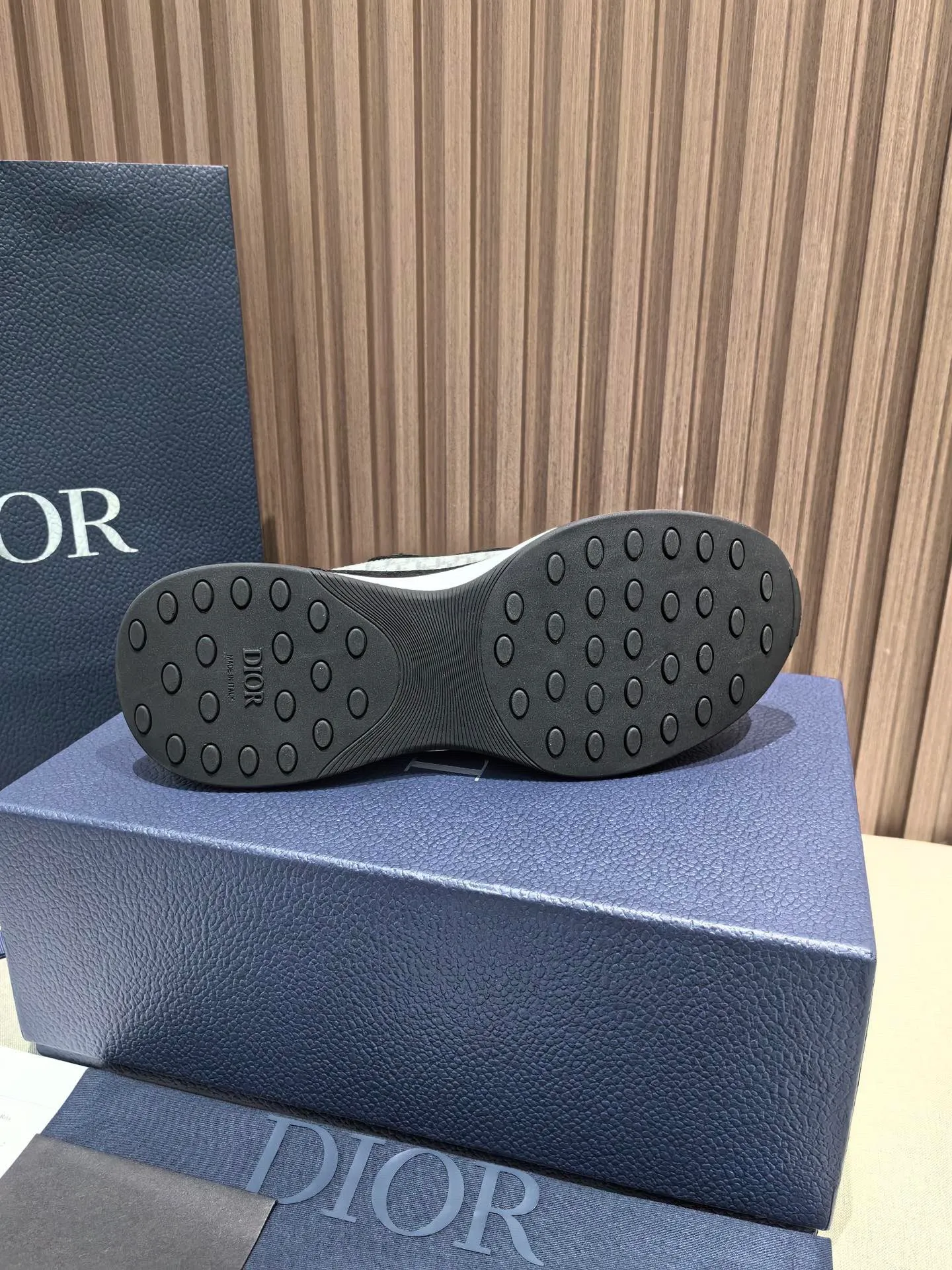 Factory price: 440💰 🔍Top purchasing agent🇮🇹 Dior's super-popular sports shoes, popular for street men, are synchronized with the new product counters. The uppers are made of Italian original imported cowhide and matched with D's customized fabrics. It is a must-have for fashionistas. The complex craftsmanship is perfectly reproduced. Imported soft cowhide foot pads, soles: original soles specially provided by the original factory, exclusive movable molded soles are super comfortable, original factory follow-up goods, 🔍🔍high quality, you can enter and exit the counter at will, welcome to compare, code number 38-45 (46 can be customized and cannot be returned or exchanged)
